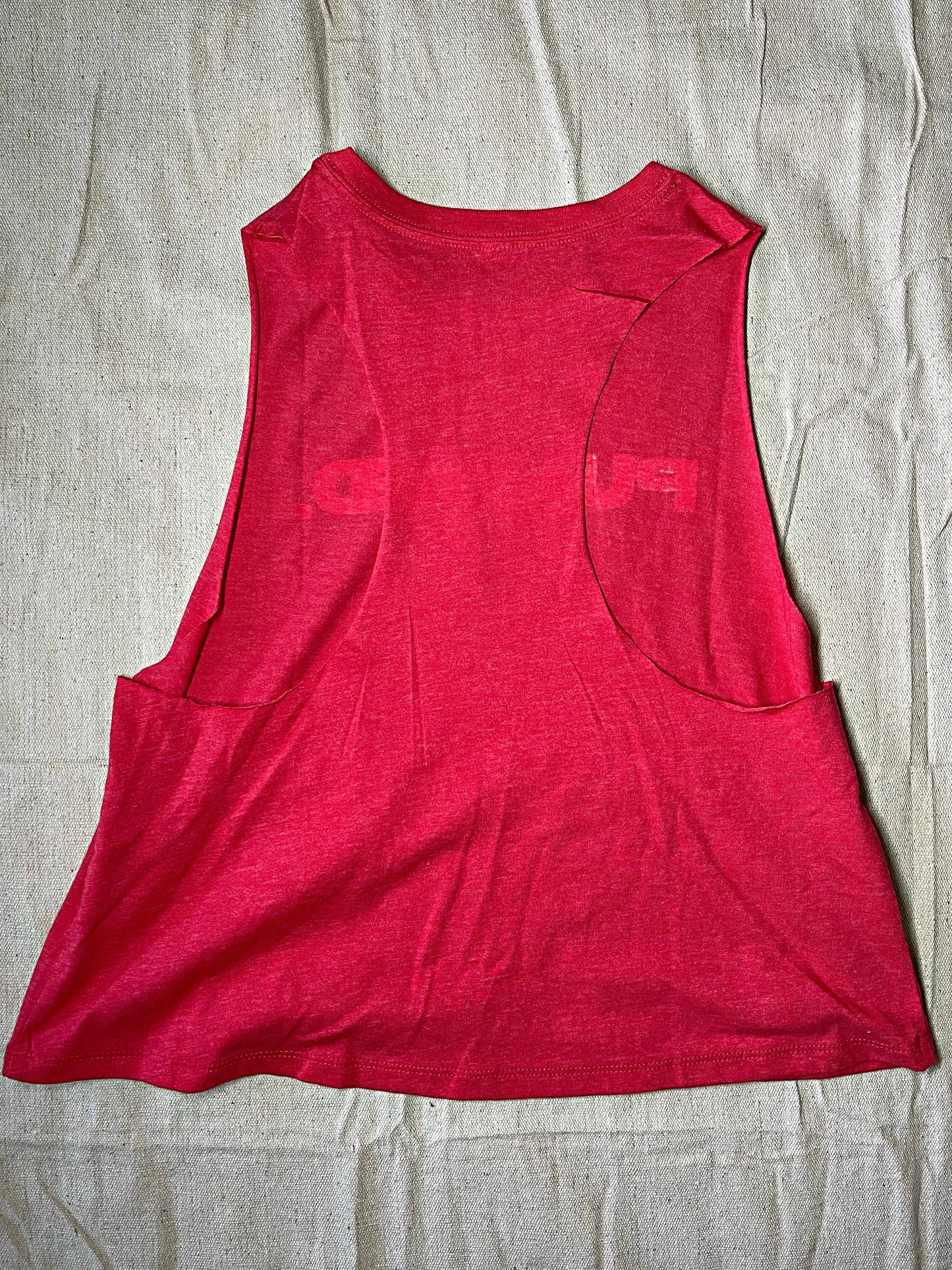 WOMENS LIGHTWEIGHT RACERBACK CROPPED TANK. (Heather Red)